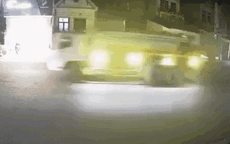 Video: Hoảng hồn cảnh xe máy di chuyển với tốc độ cao, 'đấu đầu' ô tô tại Bắc Giang