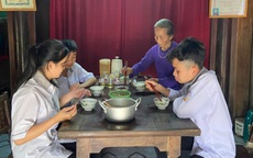 Cụ 81 tuổi, con gái liệt sỹ, 32 năm lo cái ăn chỗ ở cho học trò miền núi