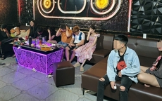 11 nam, nữ phê ma túy trong phòng karaoke của gia đình