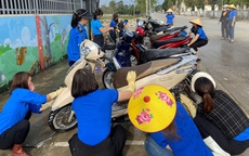 Giáo viên mầm non rửa xe gây quỹ mang Tết ấm áp đến với trẻ em nghèo