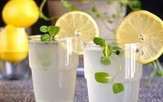 7 tác dụng phụ của việc uống nước chanh ấm khi bụng đói