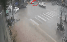 Video: Qua đường bất cẩn, người đi bộ tử vong thương tâm