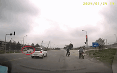 Video: Thót tim cảnh xe ô tô mất lái, tông loạt phương tiện tại ngã tư rồi bỏ chạy