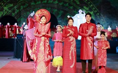 NTK Hoàng Ly mang BST áo dài Họa sắc Long Phụng trình diễn ở Hoàng thành Thăng Long