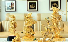 Tượng rồng, hoa lan dát vàng giá hàng chục triệu săn khách dịp Tết