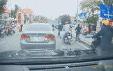 Video: Xe ô tô đột nhiên dừng giữa đường, hành động sau đó của nữ tài xế khiến nhiều người ngán ngẩm