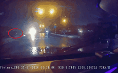 Video: Không giảm tốc độ khi di chuyển qua nút giao, ô tô 'gây họa' cho người đi xe máy