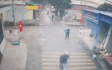 Video: Khoảnh khắc người điều khiển xe máy gặp nạn thương tâm khi băng qua đường sắt