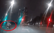 Video: Lao vun vút qua ngã tư dù đèn đã chuyển đỏ. hai người trên xe máy 'rước tai họa'