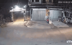 Khoảnh khắc xe máy phóng như 'bay', lấn làn rồi tông thẳng vào đầu ô tô ở Thái Bình