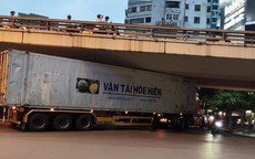 Phạt tiền, tước bằng lái tài xế xe container mắc kẹt dưới gầm cầu Ngã Tư Sở