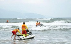 Tắm biển, 2 học sinh Đà Nẵng bị sóng cuốn