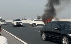 Xe sang Porsche bốc cháy ngùn ngụt trên cao tốc Hà Nội - Hải Phòng sau va chạm