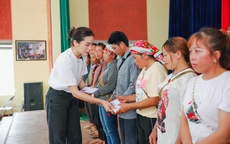 Tin tối 12/11: Hoa hậu Kỳ Duyên kêu gọi thành công 5 ngôi trường cho các trẻ em vùng cao; giá vàng lao dốc mất phanh, vàng nhẫn giảm thê thảm