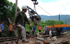 Cận cảnh cứu hộ đoàn tàu trật bánh, thông tuyến đường sắt qua đèo Hải Vân