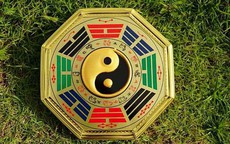 Có nên treo gương bát quái trước cửa nhà không?