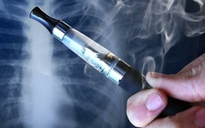 Thanh niên 32 tuổi suýt tử vong vì hút thuốc lá điện tử theo cách này, những hiểm họa đáng sợ nhiều người chưa biết