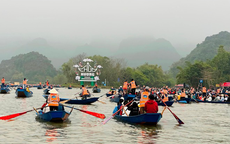 Khai hội Chùa Hương năm 2024: Hàng vạn du khách đội mưa tham gia trẩy hội