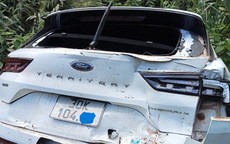 Ứng cứu xe ô tô mang biển số Hà Nội bị tai nạn ở Quảng Trị
