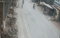 Video: Khoảnh khắc hai xe máy 'đấu đầu' khiến 3 người bị thương
