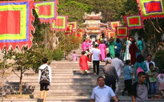 Du khách chen chân tại lễ hội đền Huyền Trân