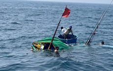 Thợ lặn nỗ lực tìm kiếm 2 ngư dân mất tích trên tàu cá va chạm với tàu hàng