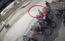 Video: Thót tim cảnh bé trai đột ngột lao ra đường khiến tài xế ô tô không kịp 'trở tay'