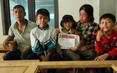 Trao tiền bạn đọc đến hoàn cảnh 3 đứa trẻ bị nạn trong vụ nổ lớn tại Nghệ An