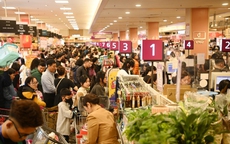 Ngày 30 Tết, người Hà Nội ùn ùn mua sắm, hóa đơn mua hàng dài gần 2 mét
