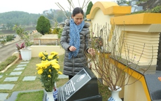 Gần giao thừa, người phụ nữ ở Hà Nội vượt gần 100 km lên nghĩa trang 'gửi' nhật ký cho chồng