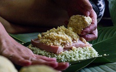 Dùng loại gạo đặc sản ngon nhất trong vùng làm chiếc bánh bùi và béo ngậy, 9x thu tiền tỷ mỗi năm