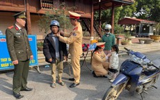 Trở về quê nhà đón Tết cổ truyền, hàng trăm lao động xa quê ở Tuyên Quang được thay dầu, nhận nước uống 0 đồng