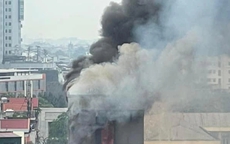 Hà Nội: Cháy lớn cơ sở kinh doanh, lửa lan sang 4 ngôi nhà