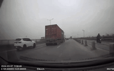 Video: Khoảnh khắc xe đầu kéo vượt ẩu, ép ô tô con lao vào dải phân cách trên cầu Thanh Trì