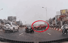 Video: Ngán ngẩm cảnh xe ô tô ngang nhiên quay đầu, đi ngược chiều trên cầu Vĩnh Tuy