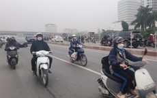 Hà Nội: Xe máy vẫn nối đuôi lên cầu vượt Mai Dịch bất chấp 'lệnh' cấm