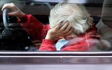 Xử phạt cụ bà 103 tuổi tự lái ô tô đi chơi dù giấy phép lái xe hết hạn