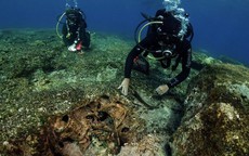 10 tàu ma bao vây hòn đảo Hy Lạp, xưa nhất 5.000 năm tuổi
