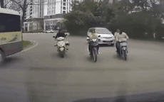 Video: Phẫn nộ cảnh hai thanh niên đi xe máy vượt ẩu, vô cớ tấn công người phụ nữ trên đường phố Hà Nội