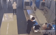 Video: Phản xạ cực nhanh, nữ an ninh sân bay cứu em bé thoát nạn trong gang tấc