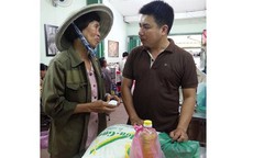 Câu chuyện phía sau bức ảnh chị bán ve chai mang bao gạo và dầu ăn đến tặng quán cơm chị mang ơn