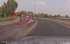 Video: Mắc lỗi sai cơ bản, người điều khiển xe máy phải 'trả giá đắt'