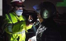 Tài xế có nồng độ cồn 'kịch khung', đi xe máy vào cao tốc Hà Nội - Thái Nguyên