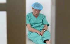 Bác sĩ ngủ ngồi tại hành lang bệnh viện gây sốt MXH: Hoá ra vừa làm 1 hành động cực ý nghĩa