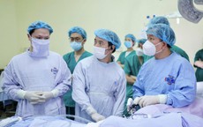 Lần đầu tiên nội soi một lỗ cắt tuyến vú kết hợp tạo hình thẩm mỹ cho bệnh nhân ung thư vú