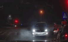 Video: Ngán ngẩm cảnh tài xế ô tô 'thi gan', chặn đầu loạt phương tiện đang dừng đèn đỏ