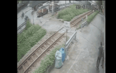 Video: Đột ngột băng qua đường tàu, nữ sinh điều khiển xe máy điện gặp nạn thương tâm