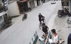 Video: Hoảng hồn cảnh xe máy di chuyển tốc độ cao, tông gục người điều khiển xe đạp
