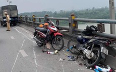 Xe tải mất lái trên cầu Thanh Trì, 2 người bị thương