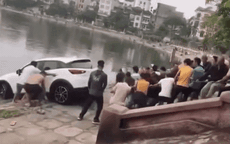 Video: Ô tô con bất ngờ lao xuống hồ Định Công, hàng chục người 'hò dô' kéo lên bờ